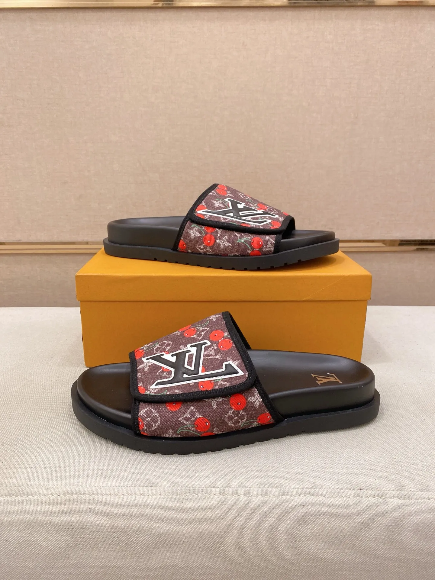 Men's shoes💰: 320💰Made by LV🔍Top purchasing agent, men's spring and summer slippers are available at the same counter. The uppers are made of cowhide imported from Italy, with logo graphics and high-quality craftsmanship. Soles: original soles specially provided by the original factory. Exclusive molded soles are super comfortable. Original goods with single order, 🔍🔍high quality, you can enter and exit the counter at will. Welcome to compare, code number 38-44. Can be customized45